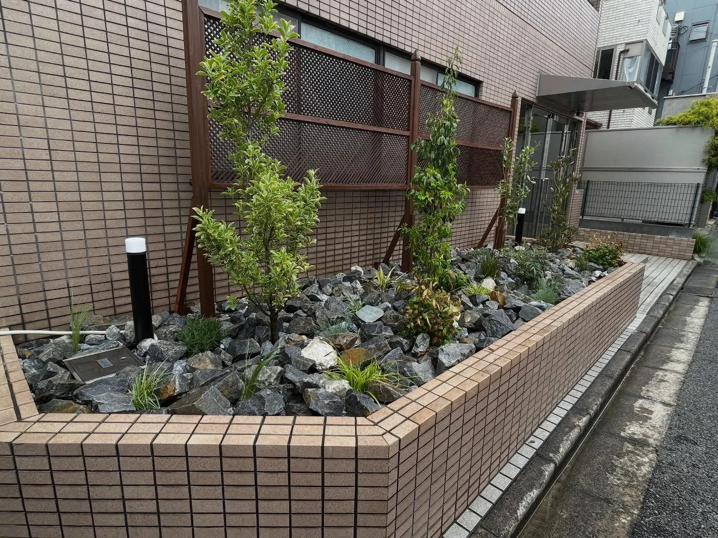 津田沼市にて庭木の植え替えと割グリ石を使ってお庭のリフォーム...
