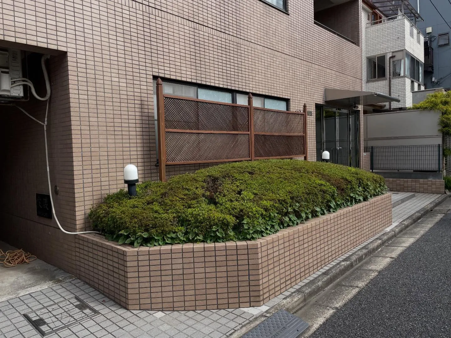 津田沼市にて庭木の植え替えと割グリ石を使ってお庭のリフォーム...