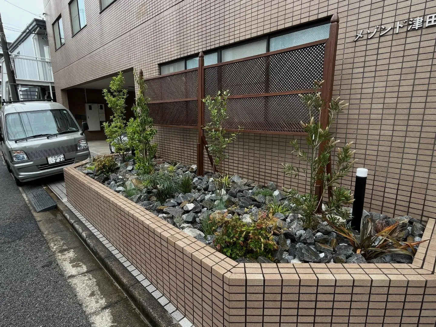 津田沼市にて庭木の植え替えと割グリ石を使ってお庭のリフォーム...
